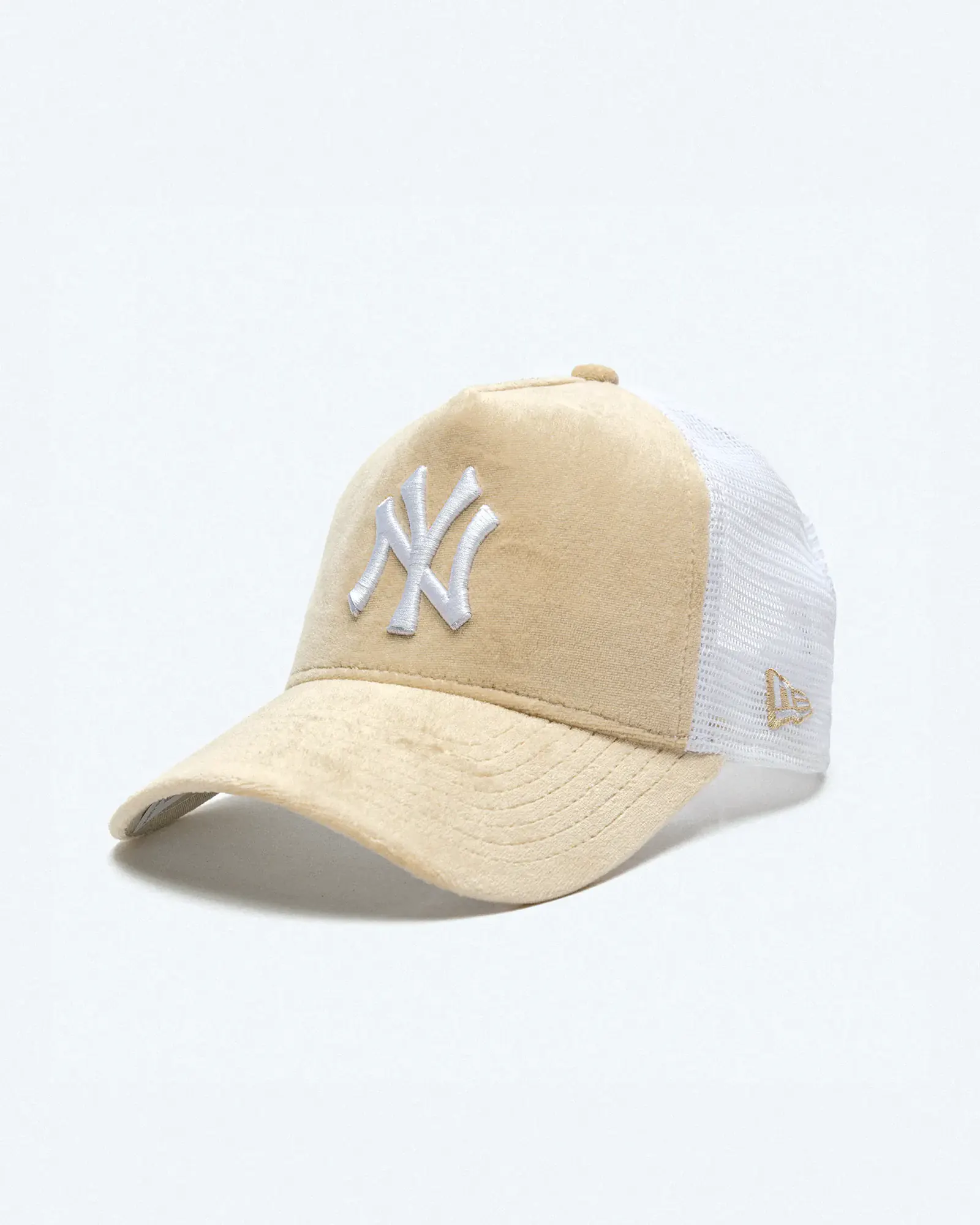 New Era NY Yankees Women Velour Trucker Cap Beige New Era NY Yankees Women Velour Trucker Cap Beige