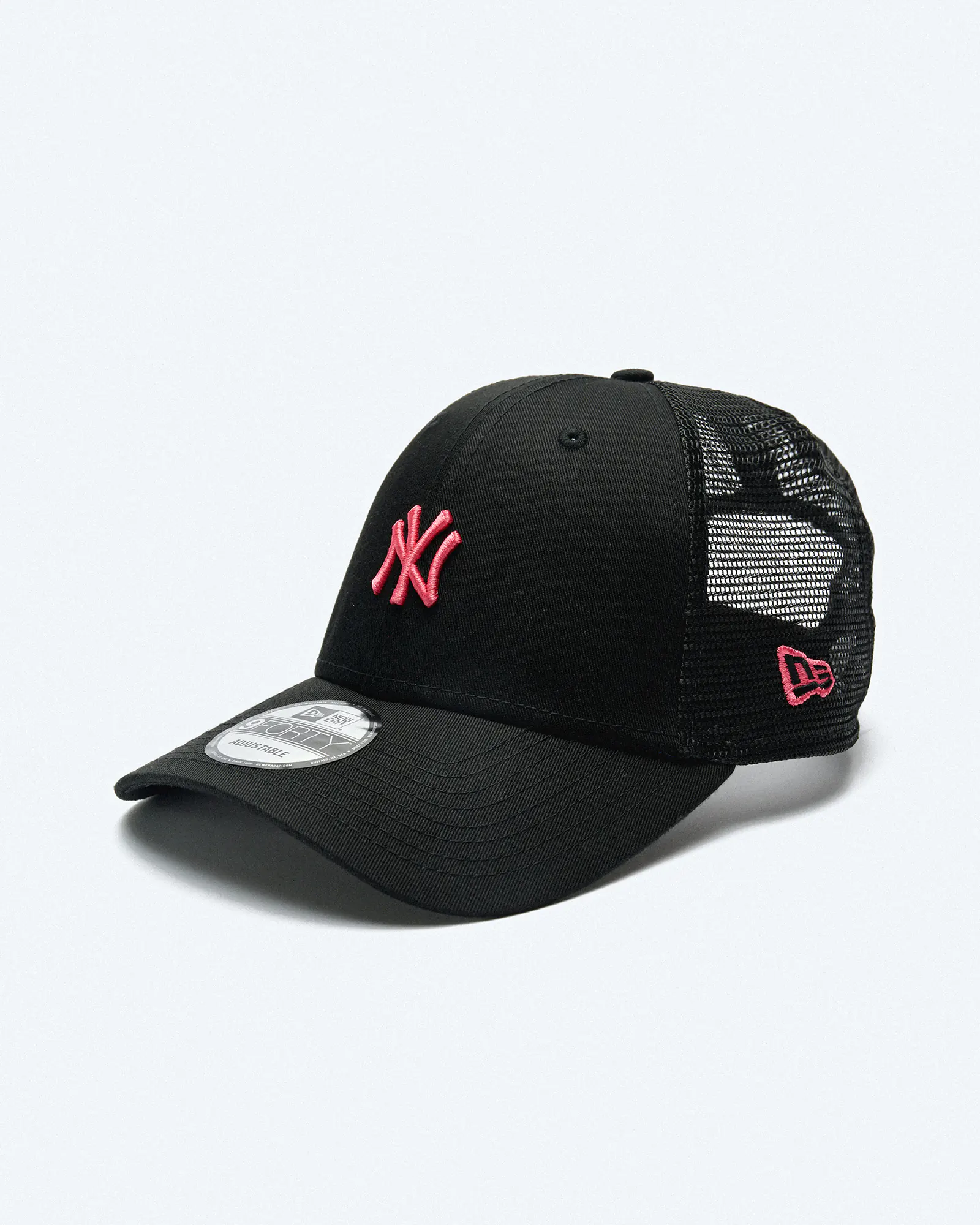 New Era MLB NY Yankees 9Forty Trucker Strapback Cap Black/Red New Era MLB NY Yankees 9Forty Trucker Strapback Cap Black/Red