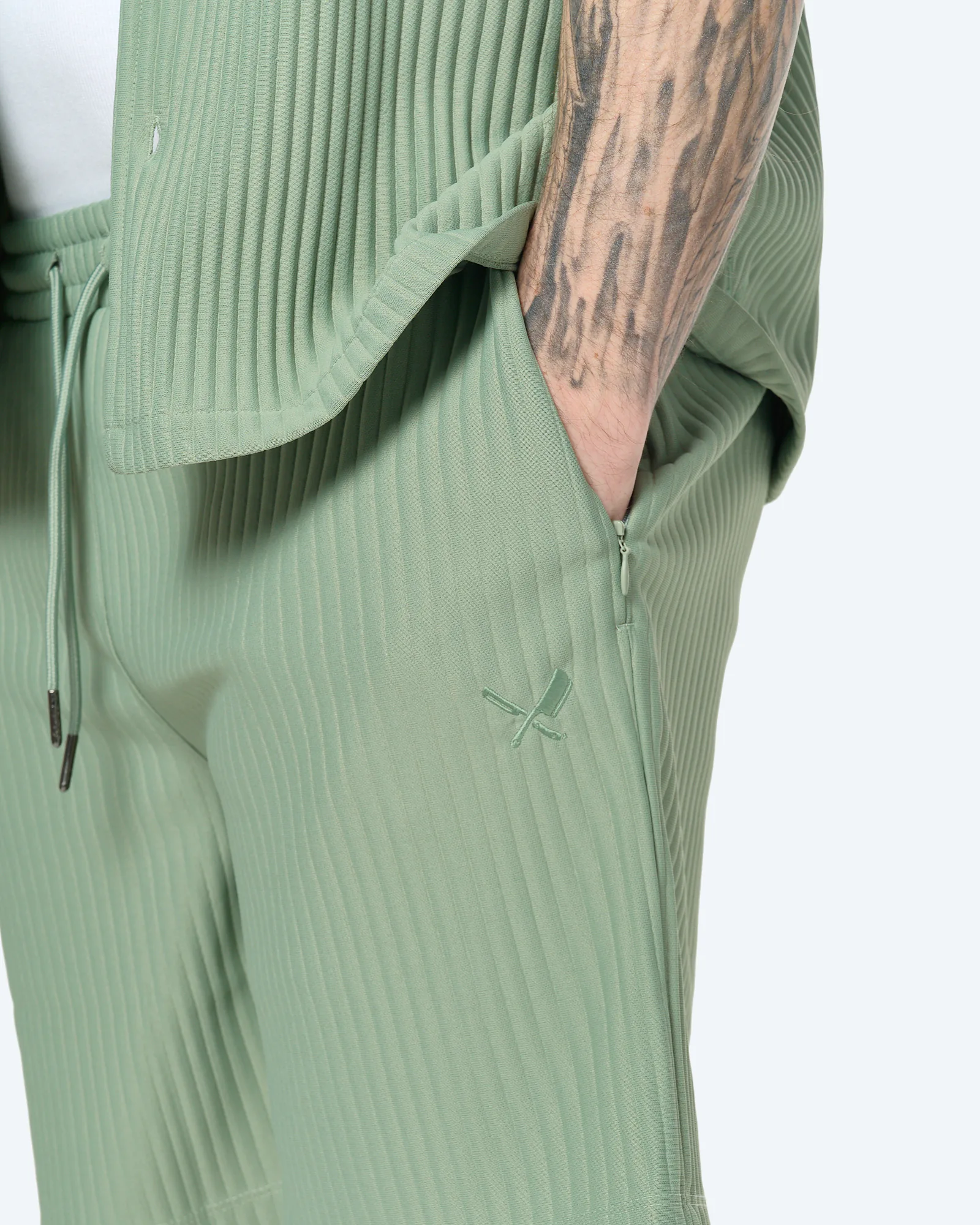 Distorted People Plissee Short Sage