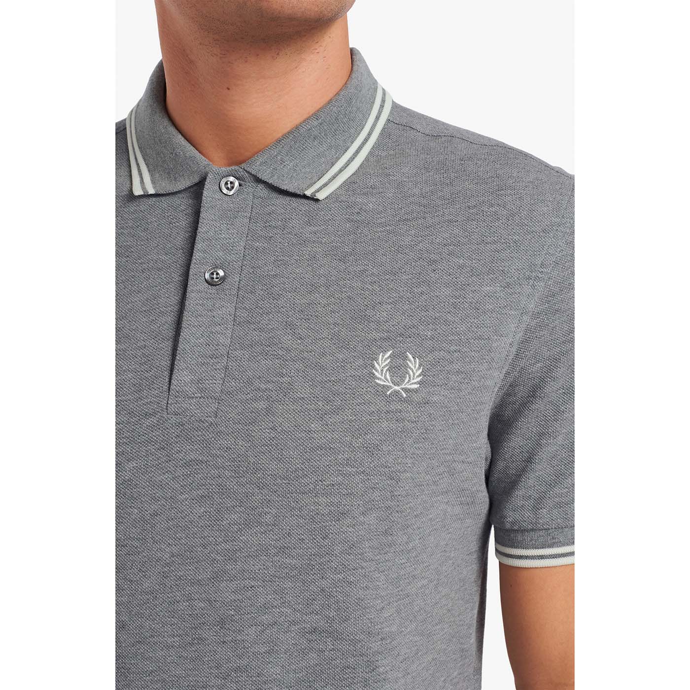 Fred Perry Poloshirt mit Doppelstreifen Steel Marl/Snow White