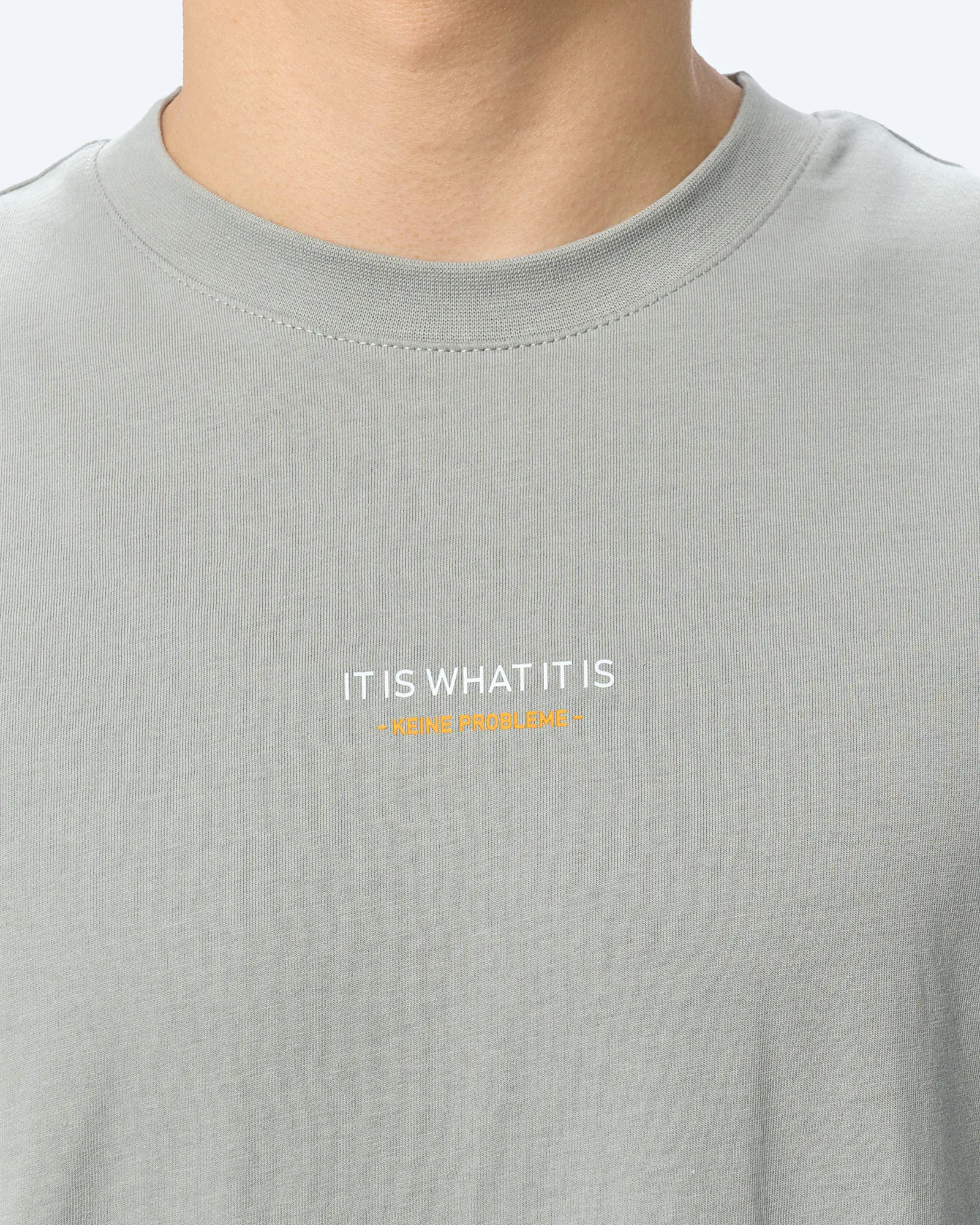 Kleinigkeit Bois Straightcut T-Shirt It Is What It Is Soft Grey Kleinigkeit Bois Straightcut T-Shirt It Is What It Is Soft Grey