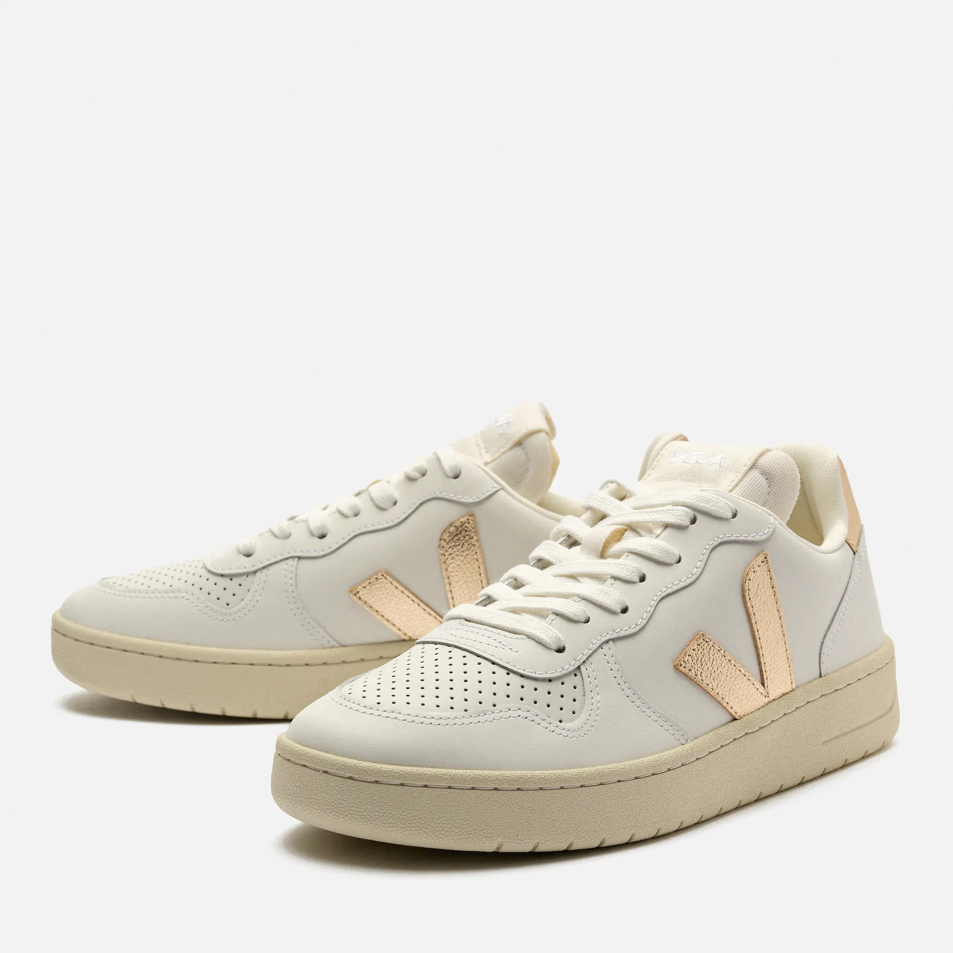 Veja Women V-10 Prime Leather Sneaker Extra-White/Platine Veja Women V-10 Prime Leather Sneaker Extra-White/Platine
