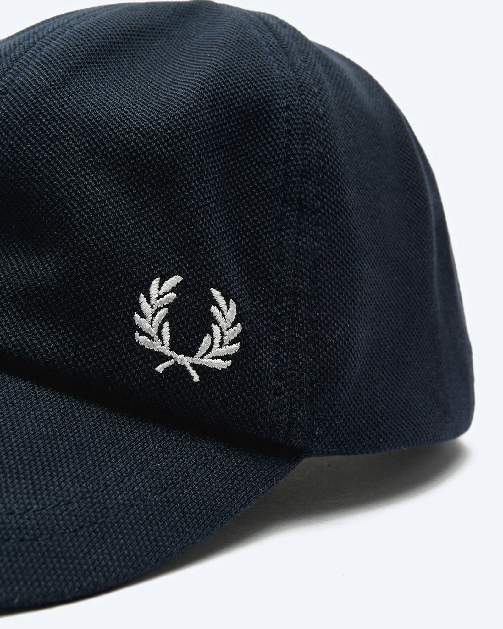 Fred Perry Pique Classic Cap Navy/Snow White Fred Perry Pique Classic Cap Navy/Snow White