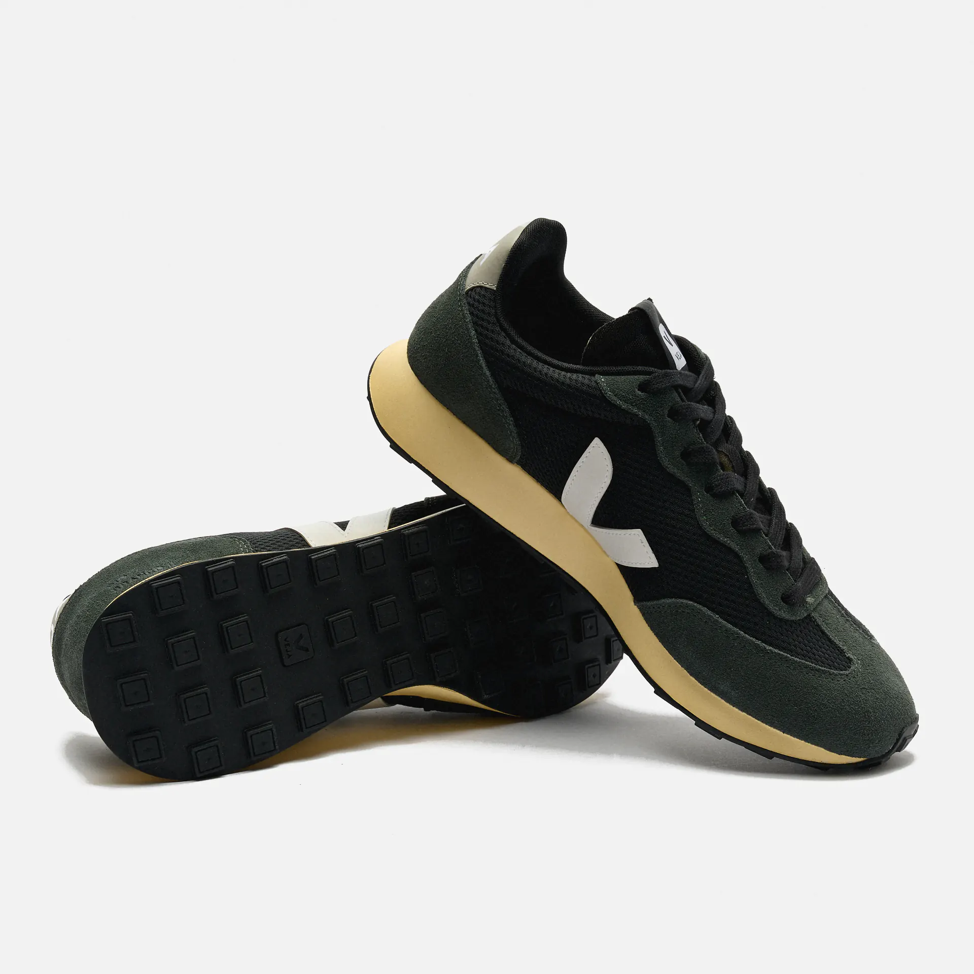 Veja Men Rio Branco II Alveomesh Sneaker Black/White