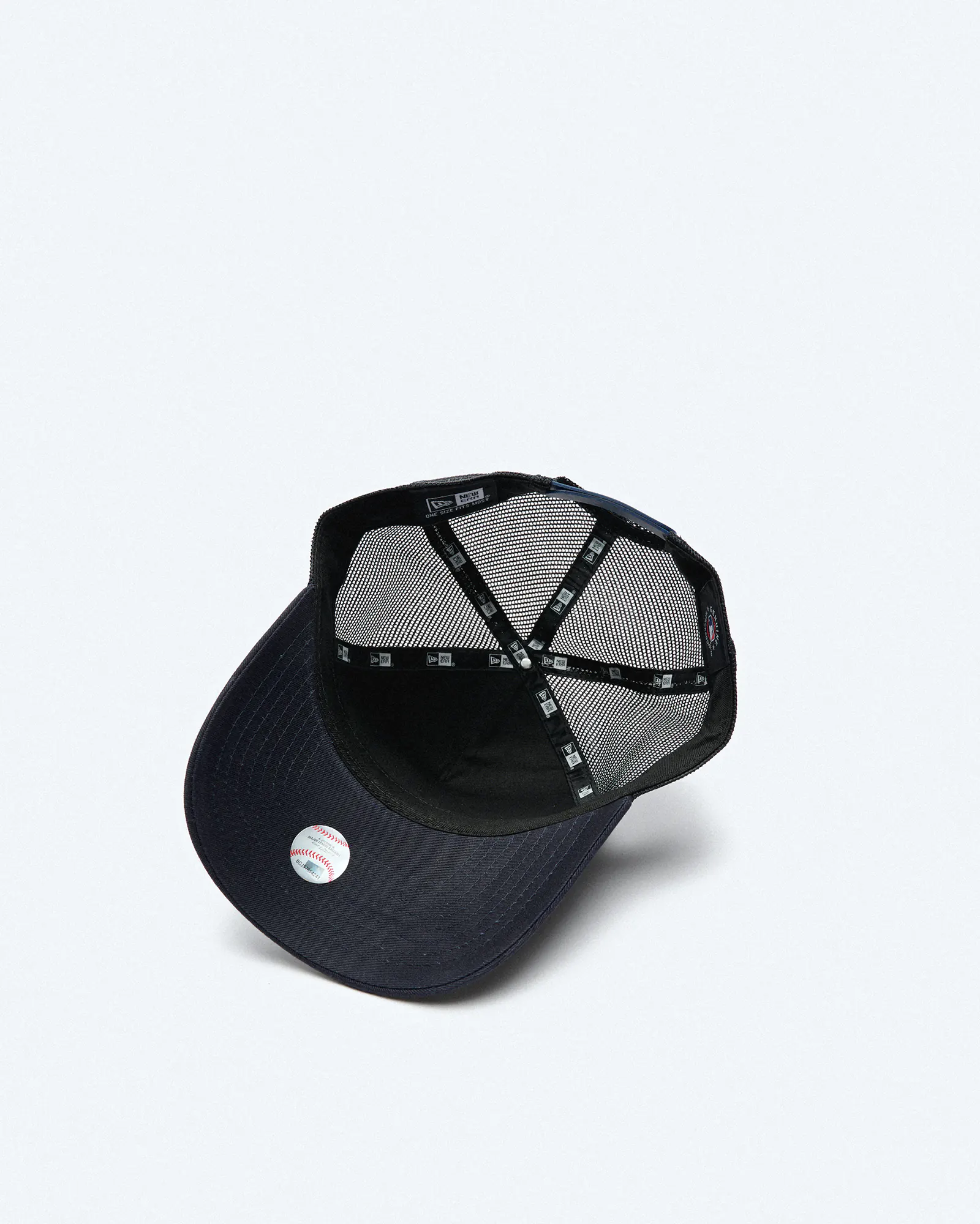 New Era MLB NY Yankees 9Forty Metallic Trucker Cap Navy New Era MLB NY Yankees 9Forty Metallic Trucker Cap Navy