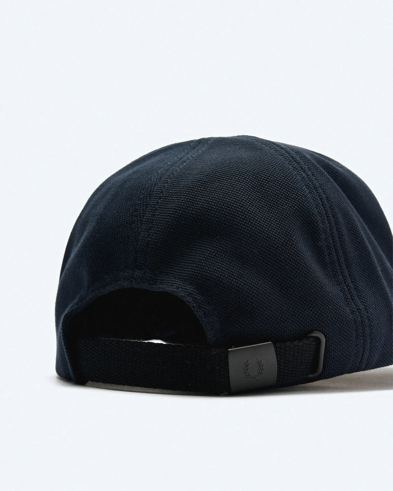 Fred Perry Pique Classic Cap Navy/Snow White Fred Perry Pique Classic Cap Navy/Snow White