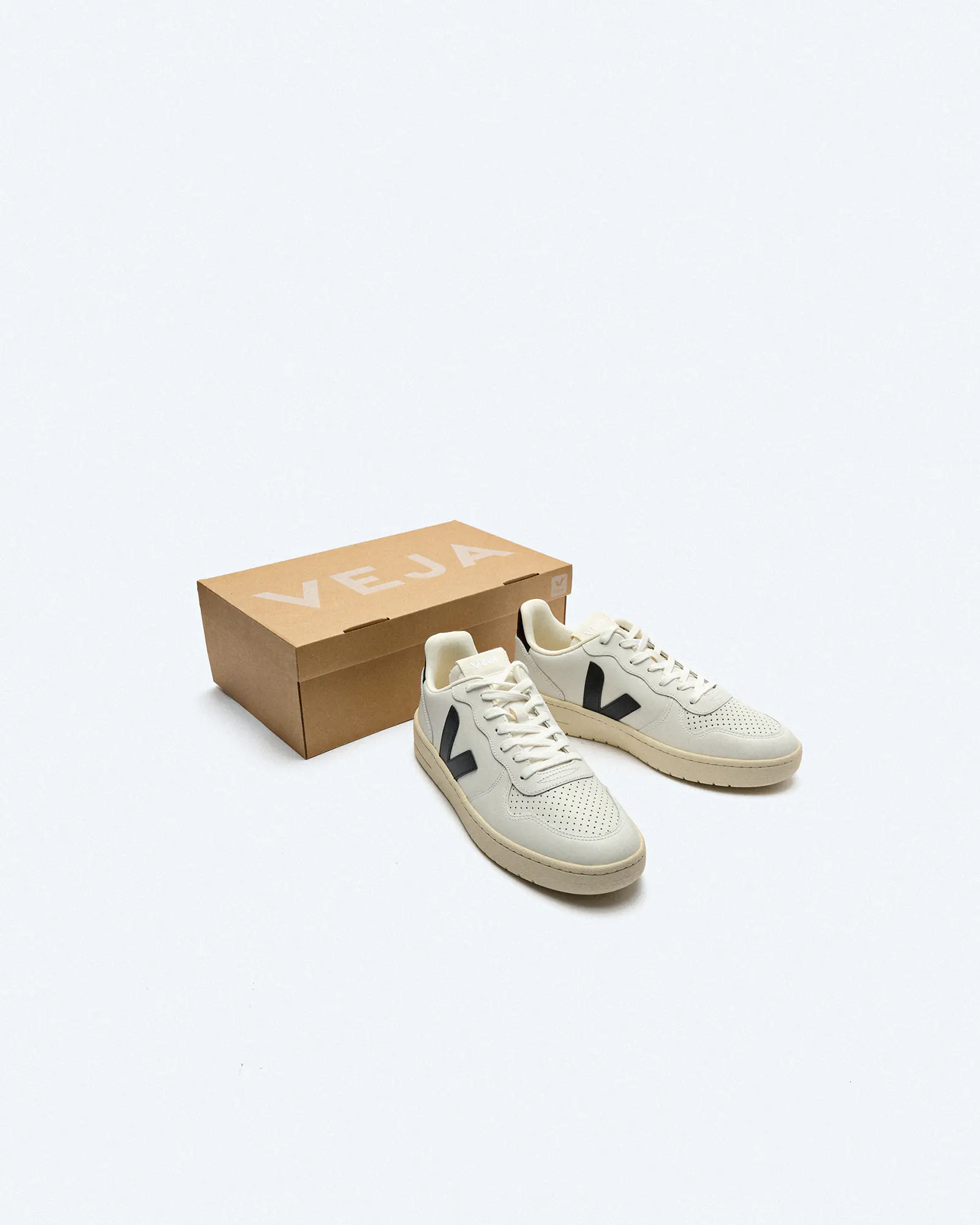 Veja V-10 Men Leather Sneaker Extra White/Black Veja V-10 Men Leather Sneaker Extra White/Black