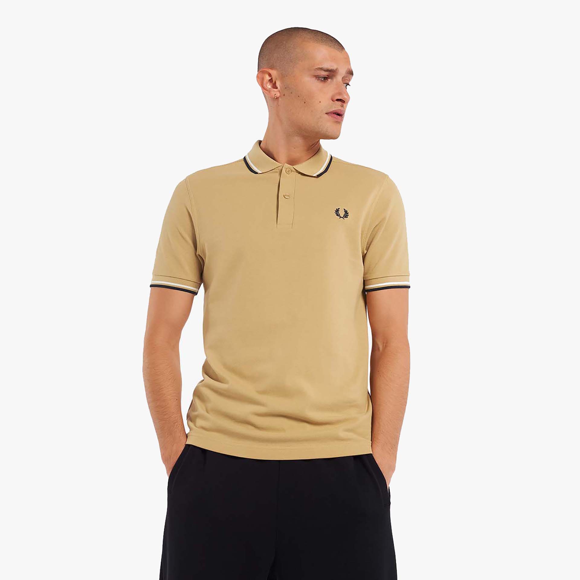 Fred Perry Poloshirt mit Doppelstreifen Dark Caramel/Smoke Blue/Navy