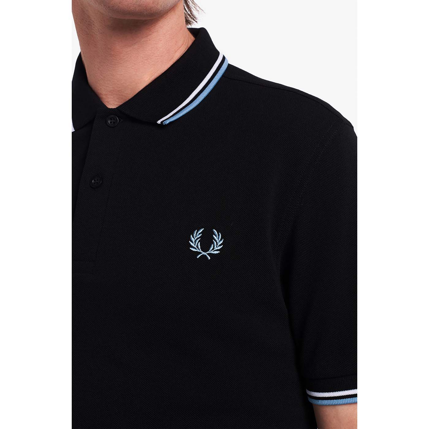 Fred Perry Poloshirt mit Doppelstreifen Black/White/Sky