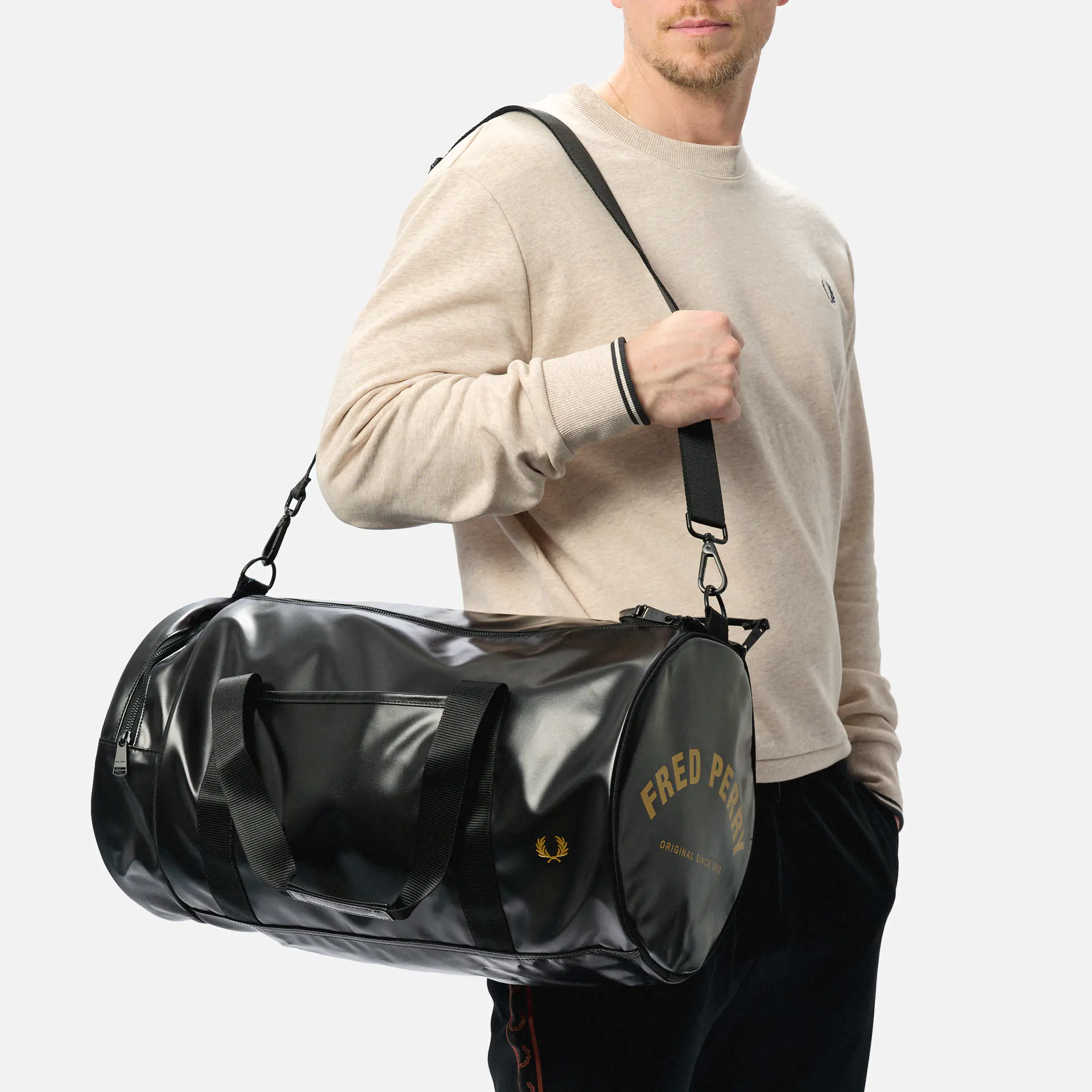 Fred Perry Tonal Large Barrel Bag Black/Gold Fred Perry Tonal Large Barrel Bag Black/Gold