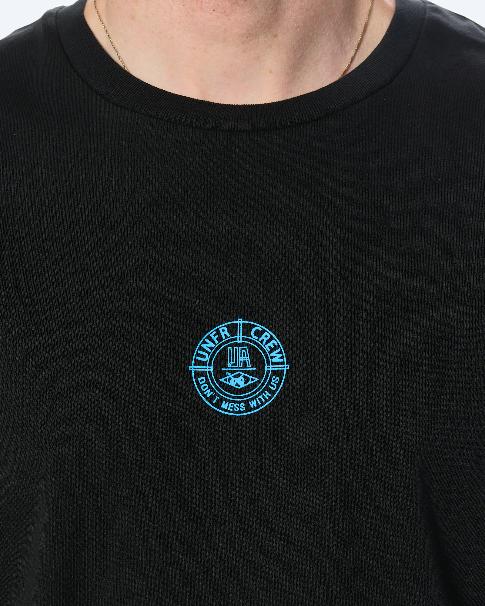 DMWU Pin T-Shirt Black/Skyblue