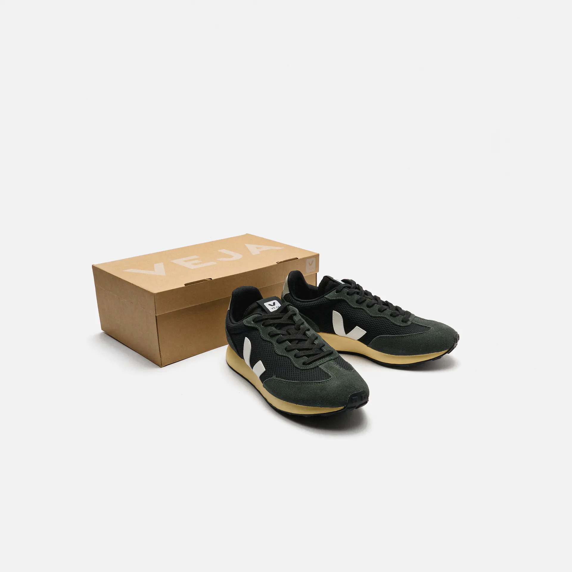 Veja Men Rio Branco II Alveomesh Sneaker Black/White
