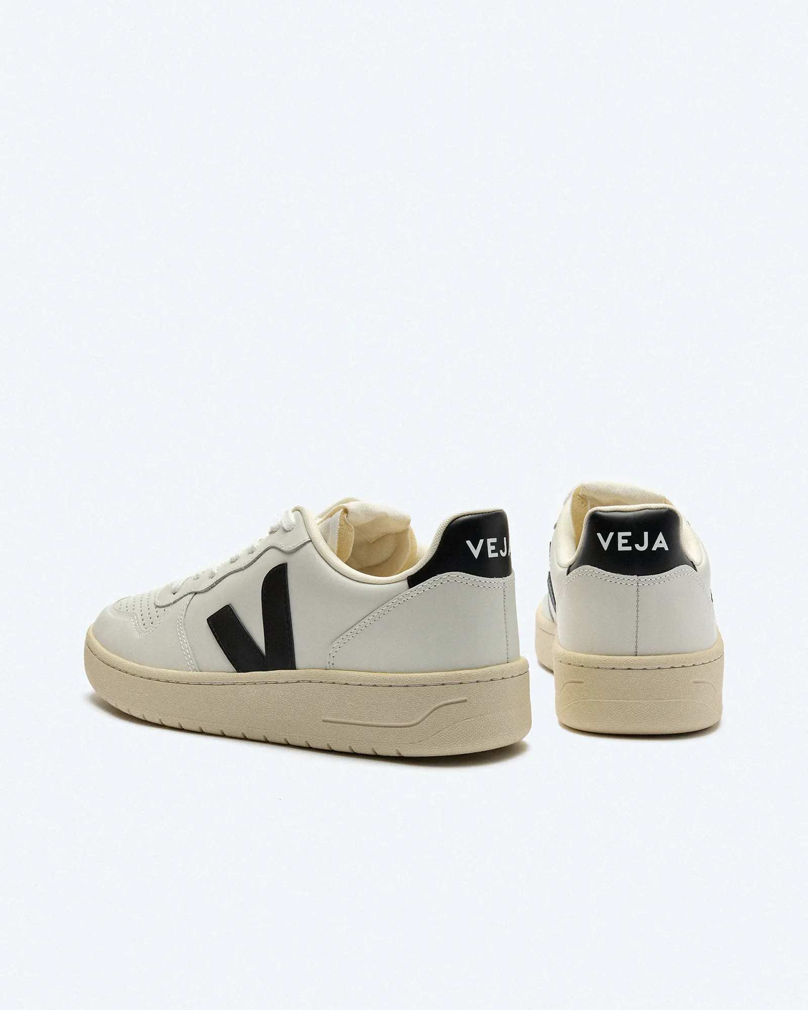 Veja V-10 Men Leather Sneaker Extra White/Black Veja V-10 Men Leather Sneaker Extra White/Black