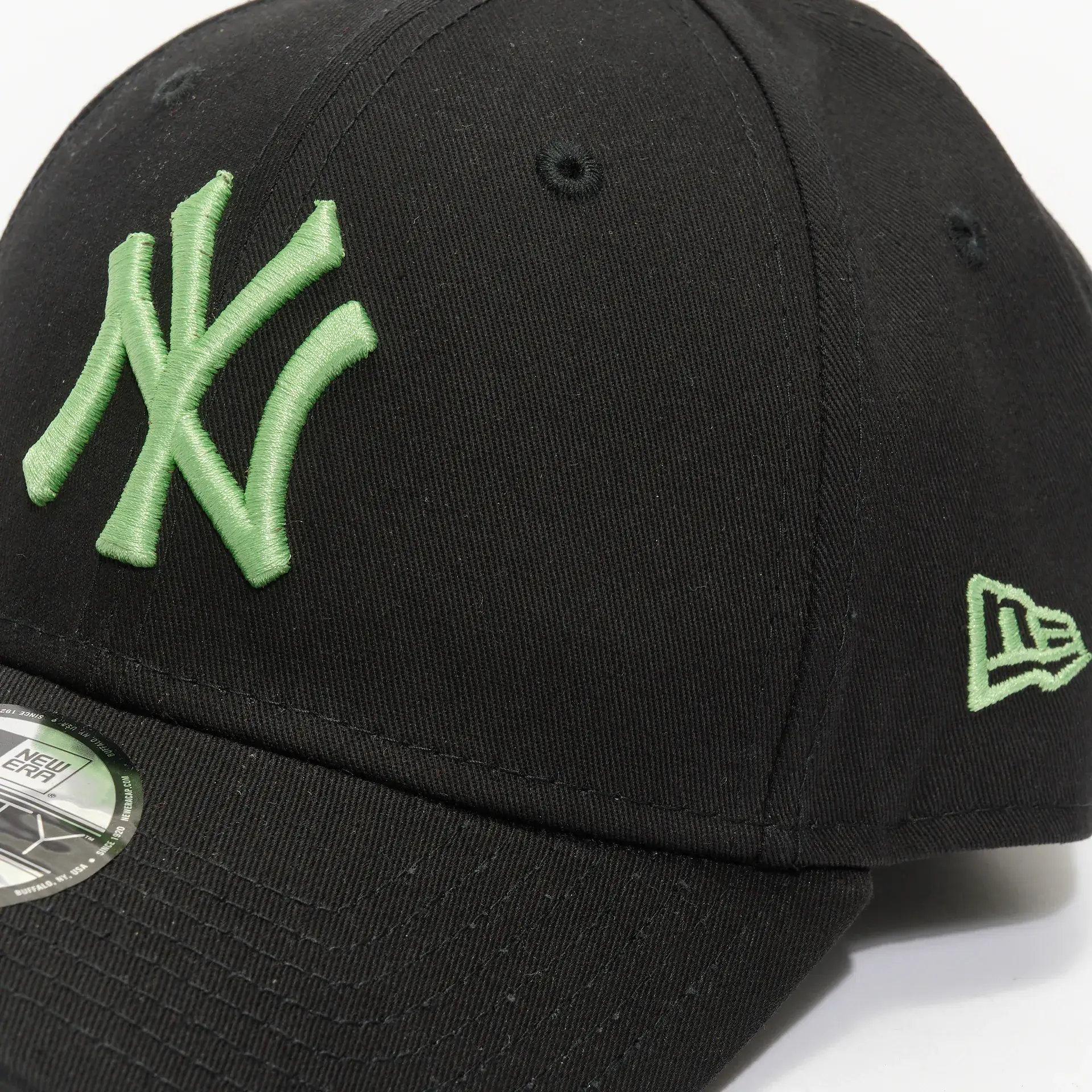 New Era MLB NY Yankees League Essential 9Forty Strapback Cap Black/Green Forrest