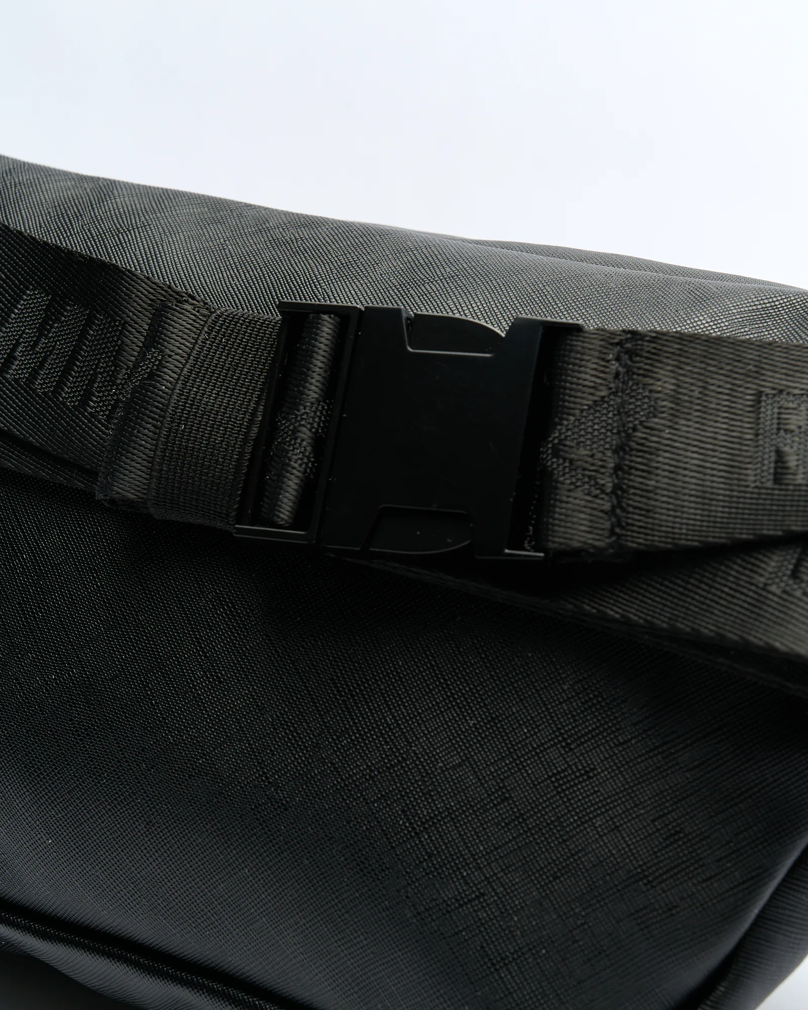 Distorted People Hip Fine Cross Bag Black