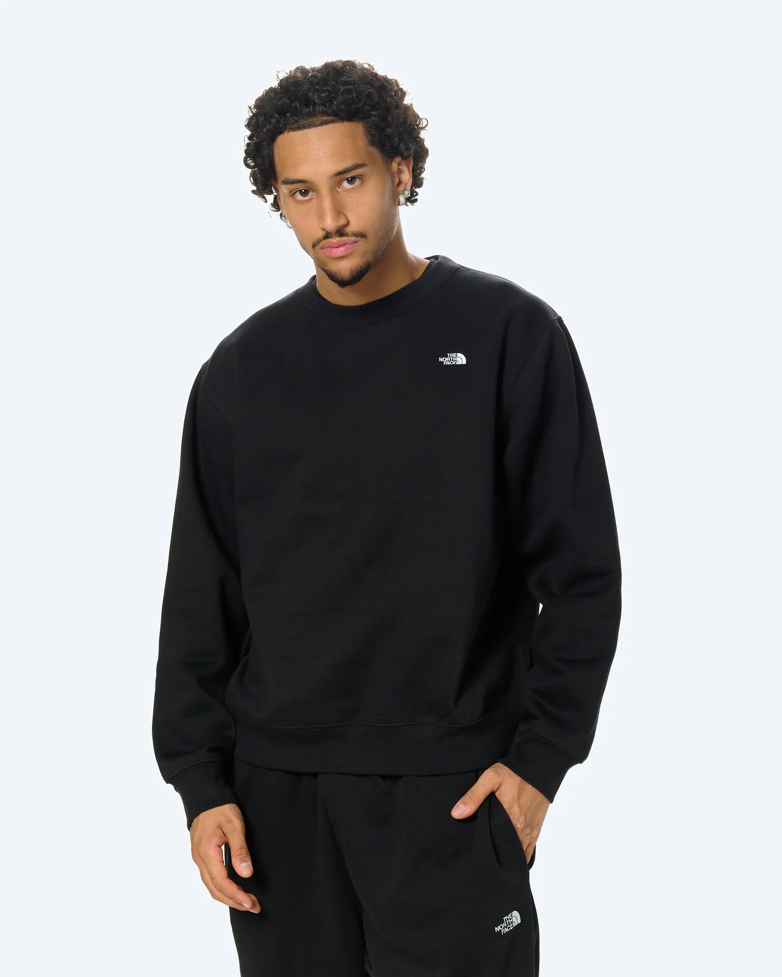 M Essential Simple Dome Relax Crew TNF Black