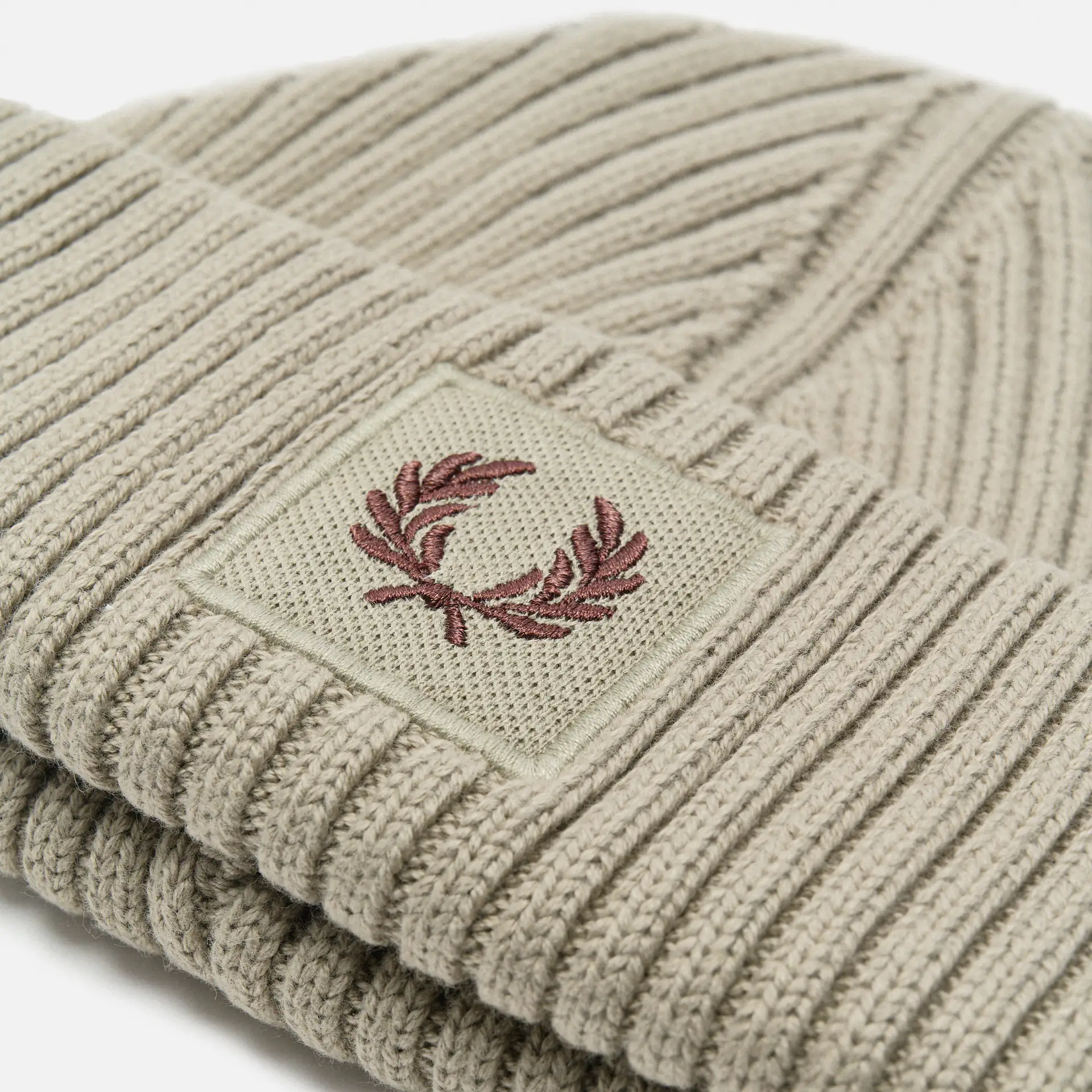 Fred Perry Patch Brand Chunky Rib Beanie Warm Grey/Brick
