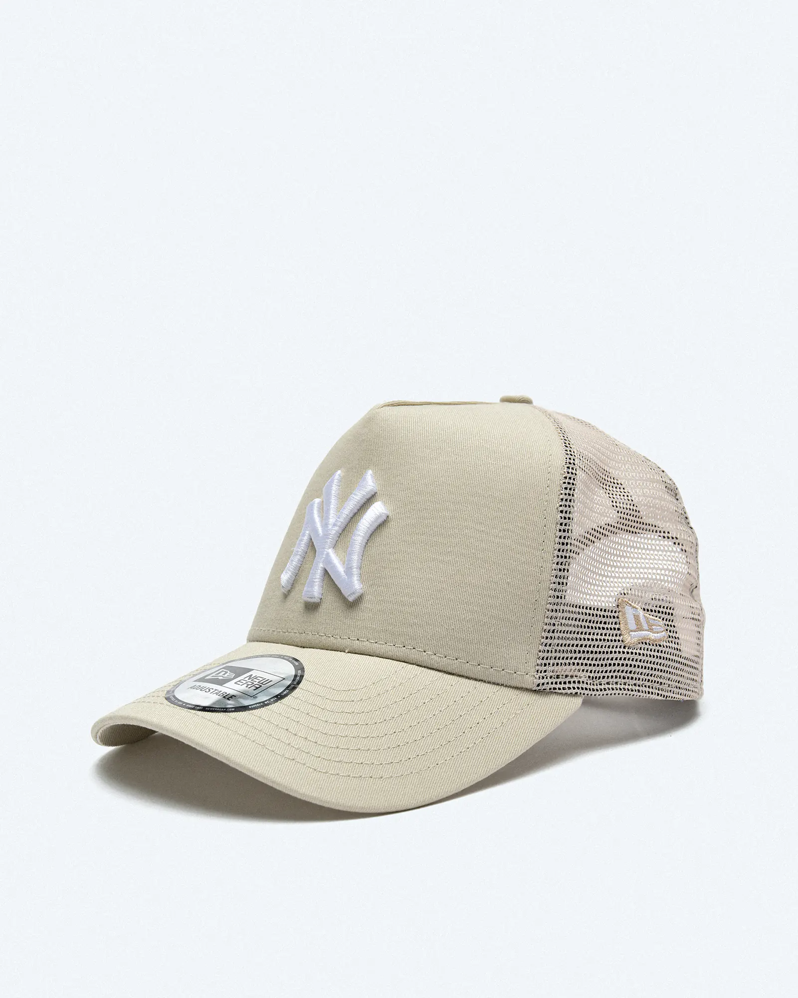 New Era MLB Essential Trucker NY Yankees Strapback Cap Stone White