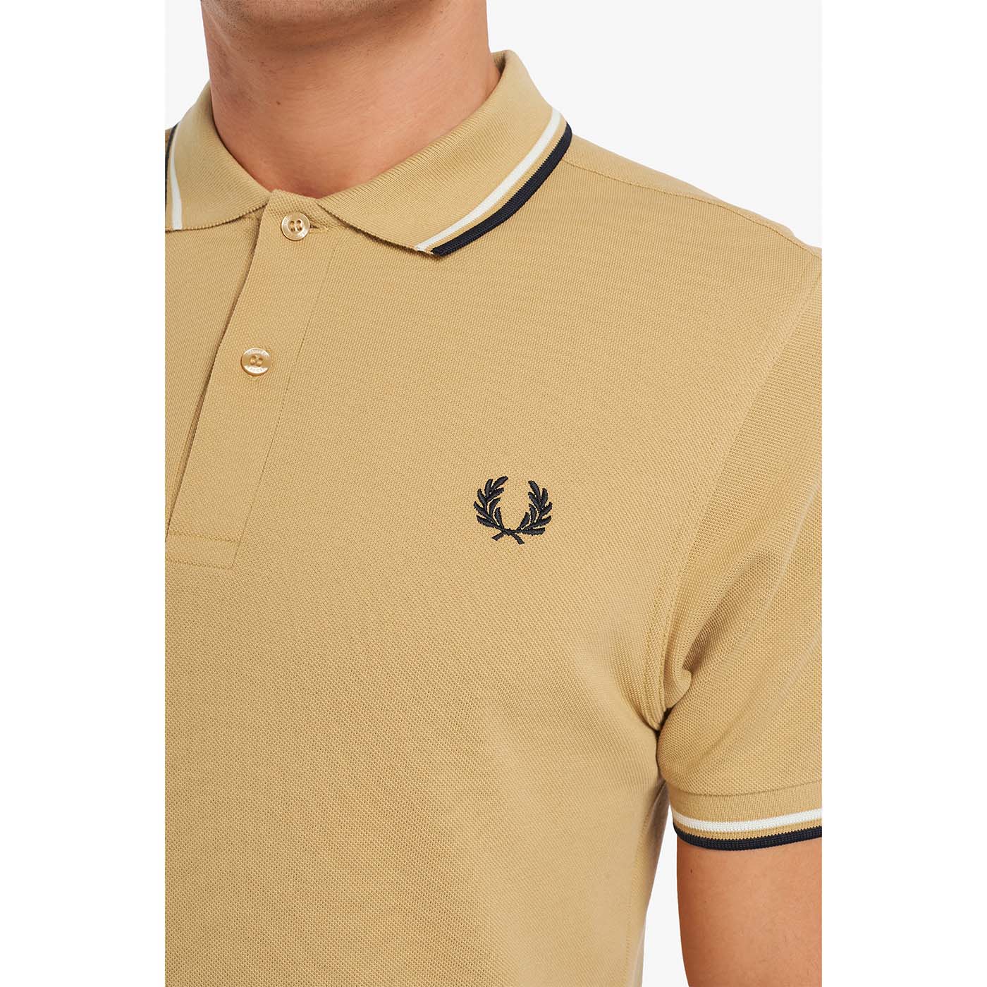 Fred Perry Poloshirt mit Doppelstreifen Dark Caramel/Smoke Blue/Navy